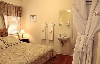 The Wells Hotel Кунел Екстериор снимка
