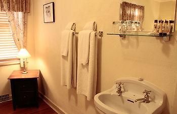 The Wells Hotel Кунел Екстериор снимка